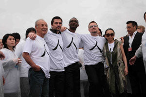 Bono visits Japan in run-up to G8 summit