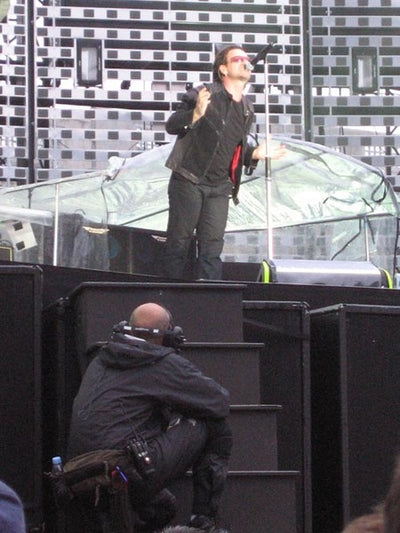 AJ Keeps an eye on the Singer, Vertigo 2005