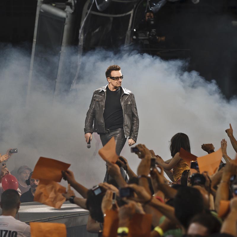 U2 360° 2010 - Turin - Bono takes a walk